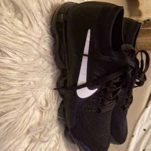 Vapormax explorers black/white
